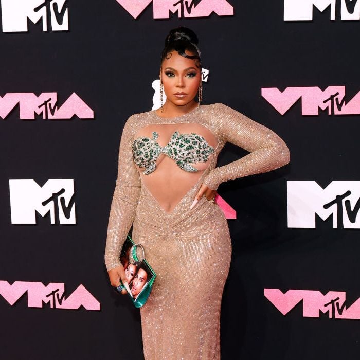 Ashanti usou look nude com top verde