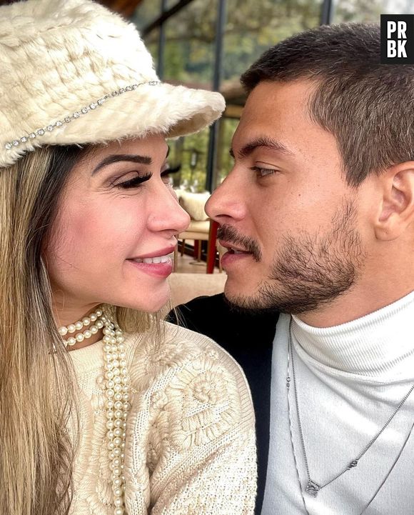 Arthur Aguiar teria confessado a Maíra Cardi ter três amantes antes do "BBB22"