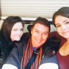 Selena Gomez posa com a galera de "The Revised Fundamentals of Caregiving" após o término das filmagens do longa