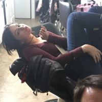 Selena Gomez aparece em fotos do último dia de gravações de "The Revised Fundamentals of Caregiving"