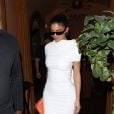 Kylie Jenner também usou vestido branco justíssimo
