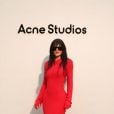 O que falar do vestido vermelhão com cauda de Kylie Jenner na Semana de Moda de Paris 2023?
