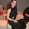 Dove Cameron apostou em um vestido preto com recortes para a Paris Fashion Week 2023