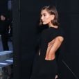 O vestido preto com costas abertas da Hailey Bieber na Paris Fashion Week 2023 é um luxo!