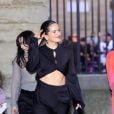 Rosalía em seu conjuntinho preto com bolsa lilás na Paris Fashion Week 2023