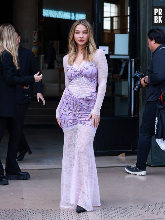 Madelyn Cline perfeita em vestido lilás justinho na Paris Fashion Week 2023