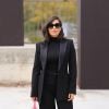 America Ferrera entrou de vez no conceito all black para a Paris Fashion Week 2023