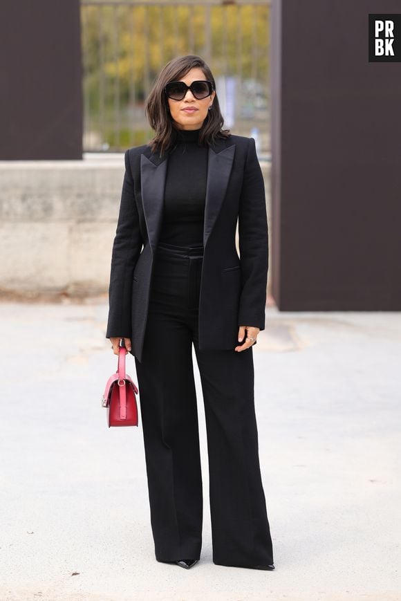 America Ferrera entrou de vez no conceito all black para a Paris Fashion Week 2023