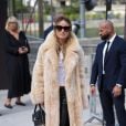 Olivia Wilde protegida de qualquer ventinho com o casacão de pelos na Paris Fashion Week 2023