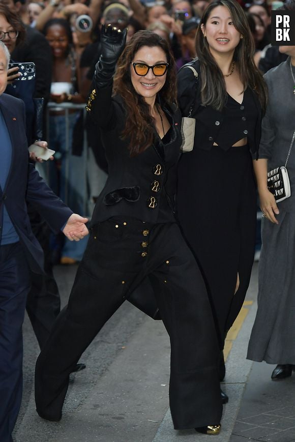 Michelle Yeoh usou um conjuntinho preto incrível na Paris Fashion Week 2023