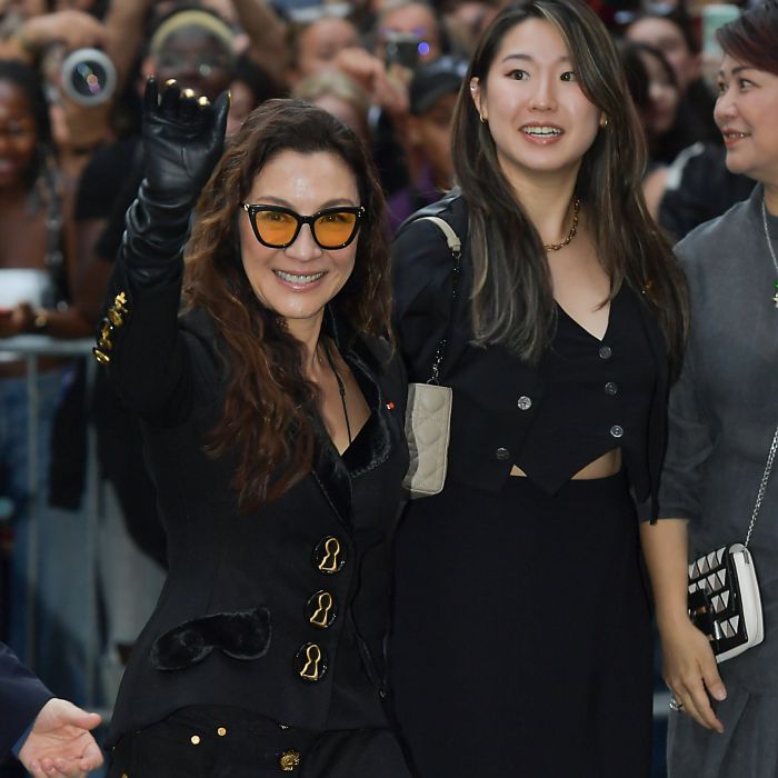 Michelle Yeoh usou um conjuntinho preto incrível na Paris Fashion Week 2023