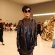 Kris Jenner marcou presença na Paris Fashion Week 2023 com vestido de couro marrom