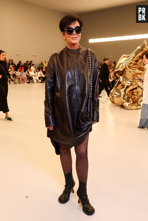 Kris Jenner marcou presença na Paris Fashion Week 2023 com vestido de couro marrom