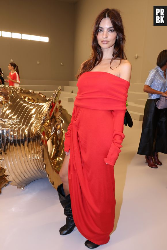 Emily Ratajkowski simplesmente maravilhosa de vermelho no desfile da Loewe