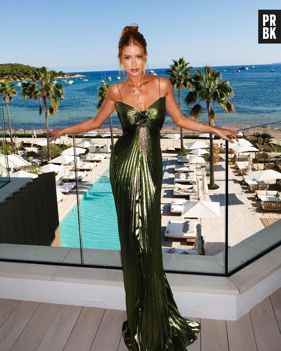 Marina Ruy Barbosa apostou em look metalizado para casamento de Celina e Ronaldo