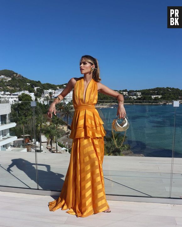 Carol Leite usou um look estampado laranja para casamento de Ronaldo e Celina