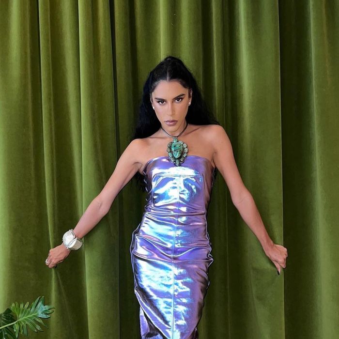 Marina Morena ousou com um metalizado lilás