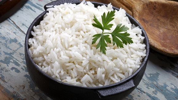 Fim do hábito de reaquecer arroz: microbiologista explica por que não é recomendável comer arroz requentado