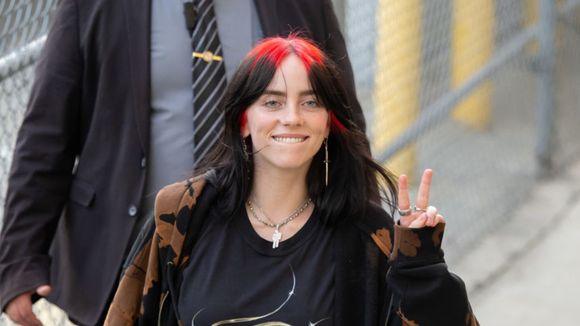 Billie Eilish choca com tatuagem enorme nas costas; alguns fãs não curtiram muito o desenho: "Brega"