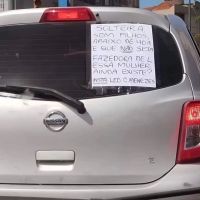 "Espanta x*reca": homem faz exigências para arrumar companheira, pendura no carro e vira piada na internet