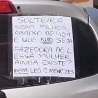 "Espanta x*reca": homem faz exigências para arrumar companheira, pendura no carro e vira piada na internet