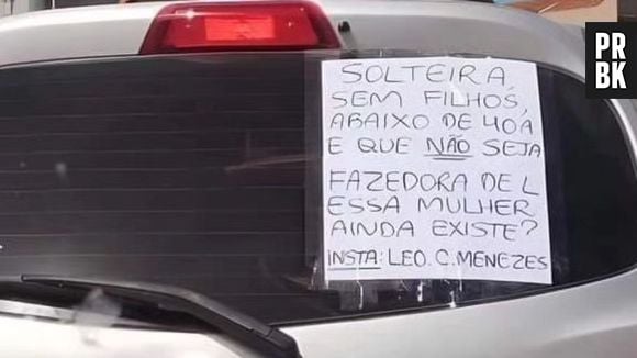 "Espanta x*reca": homem faz exigências para arrumar companheira, pendura no carro e vira piada na internet