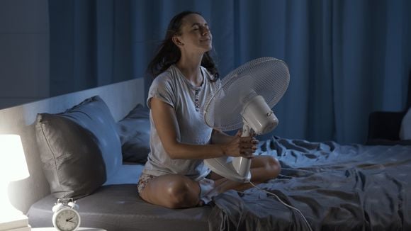 Dormir a noite toda com o ventilador ligado parece uma ótima ideia. Na verdade, não é tão boa assim