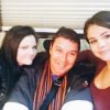 Selena Gomez comemora o término das filmagens de "The Revised Fundamentals of Caregiving" com os colegas de equipe