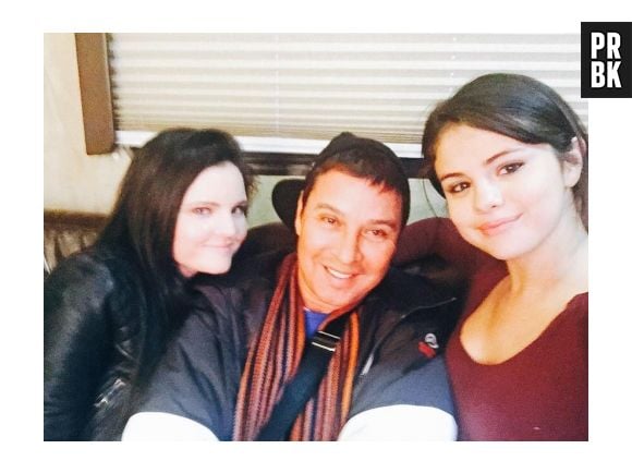 Selena Gomez comemora o término das filmagens de "The Revised Fundamentals of Caregiving" com os colegas de equipe