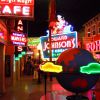 American Sign Museum possui uma vasta coleção de placas de trânsito, bares e café. O local fica nos Estados Unidos