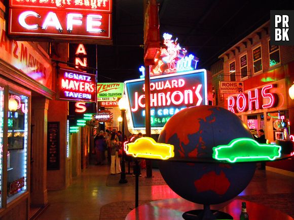 American Sign Museum possui uma vasta coleção de placas de trânsito, bares e café. O local fica nos Estados Unidos