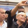 Xuxa faz selfie com funcionários da Record em evento histórico