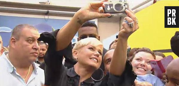 Xuxa faz selfie com funcionários da Record em evento histórico