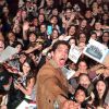 Tyler Posey, o protagonista de "Teen Wolf", brinca em selfie com as dezenas de fãs do PaleyFest