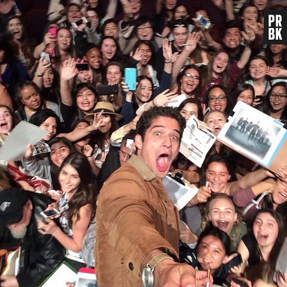 Tyler Posey, o protagonista de "Teen Wolf", brinca em selfie com as dezenas de fãs do PaleyFest