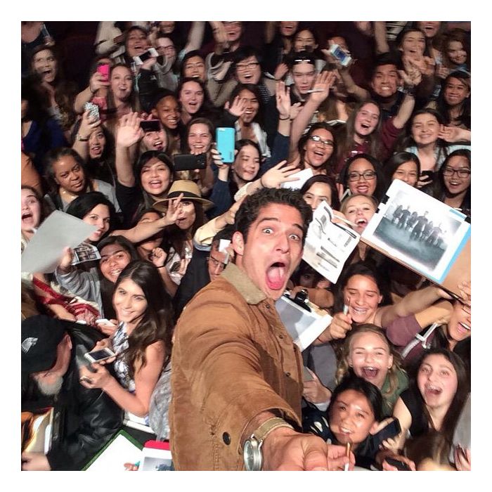 Tyler Posey, o protagonista de &quot;Teen Wolf&quot;, brinca em selfie com as dezenas de fãs do PaleyFest