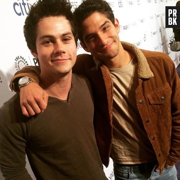 Dylan O'Brien, o Stiles, e Tyler Posey, o Scott, posam nos bastidores do festival que recebeu o elenco de "Teen Wolf"