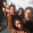 Crystal Reed, Dylan Sprayberry, Holland Roden, Tyler Posey, Arden Cho, Dylan O'Brien e Shelley Hennig usam um pau de selfie para tirar foto no evento de "Teen Wolf"