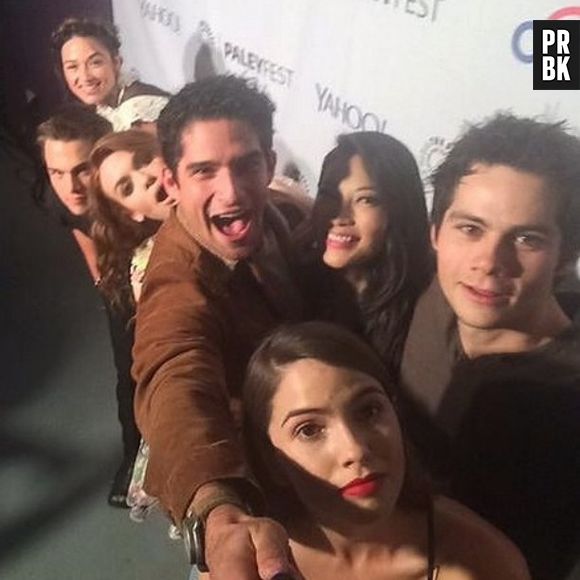 Crystal Reed, Dylan Sprayberry, Holland Roden, Tyler Posey, Arden Cho, Dylan O'Brien e Shelley Hennig usam um pau de selfie para tirar foto no evento de "Teen Wolf"
