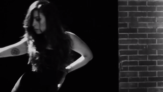 Pitty sensualiza e dança muito no clipe intenso da música "Um Leão". Assista!