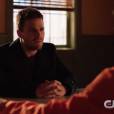  Oliver (Stephen Amell) vai conversar com Roy (Colton Haynes) na cadeia em "Arrow" 