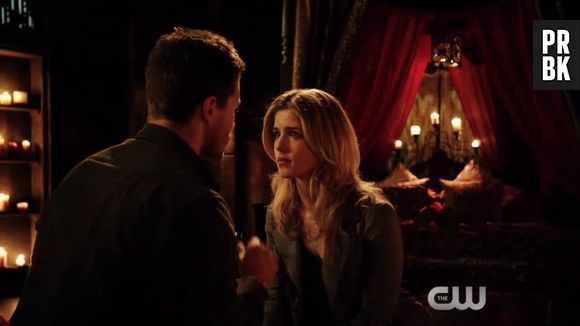 Oliver (Stephen Amell) e Felicity (Emily Bett Rickards) vão ter um momento sentimental em "Arrow"