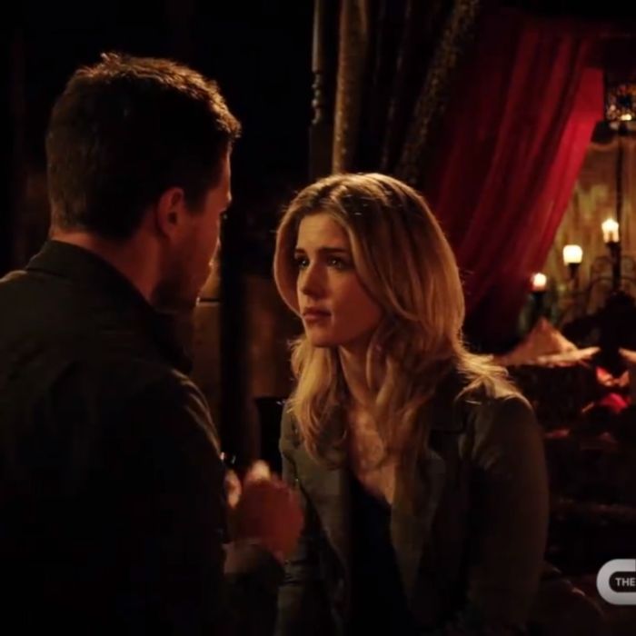  Oliver (Stephen Amell) e Felicity (Emily Bett Rickards) v&amp;atilde;o ter um momento sentimental em &quot;Arrow&quot; 