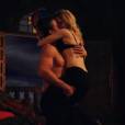  Em "Arrow", Oliver (Stephen Amell) e Felicity (Emily Bett Rickards) n&atilde;o resistem e passam a noite juntos 
