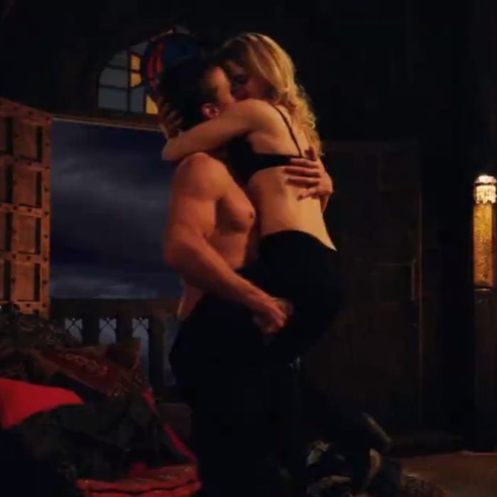  Em &quot;Arrow&quot;, Oliver (Stephen Amell) e Felicity (Emily Bett Rickards) n&amp;atilde;o resistem e passam a noite juntos 