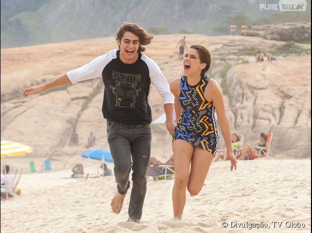 Em "Malhação", Pedro (Rafael Vitti) e Karina (Isabella Santoni) não escondem a sua felicidade na praia