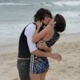  Pedro (Rafael Vitti) e Karina (Isabella Santoni) se beijam muito em "Malha&ccedil;&atilde;o" 