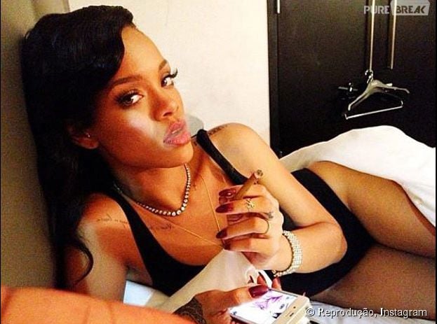 Rihanna nega envolvimento com coca&iacute;na nos bastidores do Coachella 2015