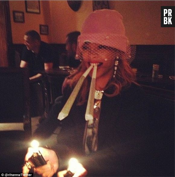 As redes sociais de Rihanna também são um prato cheio de polêmicas. A atriz não pensa duas vezes antes de compartilhar fotos com drogas