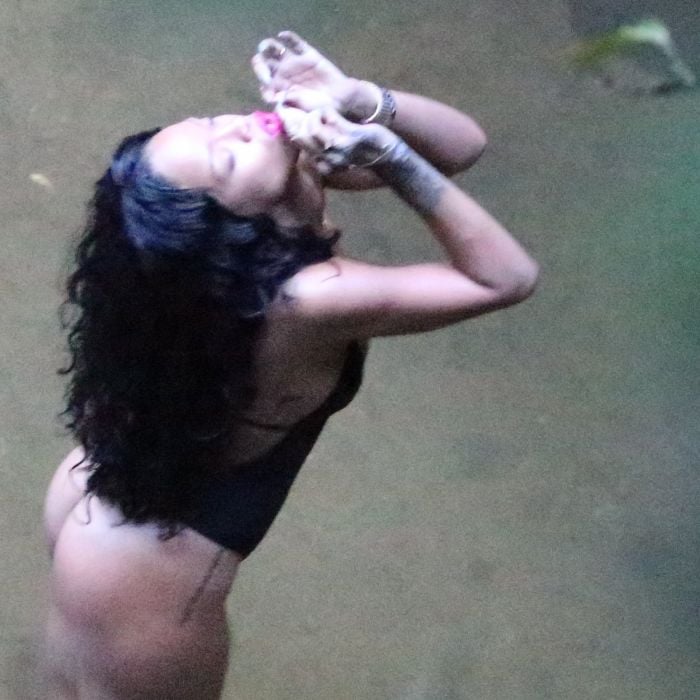  Com cigarro suspeito nas m&amp;atilde;os, Rihanna curtiu uma das cachoeiras cariocas, durante sua passagem pelo Brasil, em 2014 